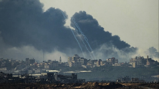 De la fumée s'élevant de bâtiments touchés par des frappes de l'entité sioniste à Gaza, le 1er décembre 2023.Crédit photo: JOHN MACDOUGALL / AFP