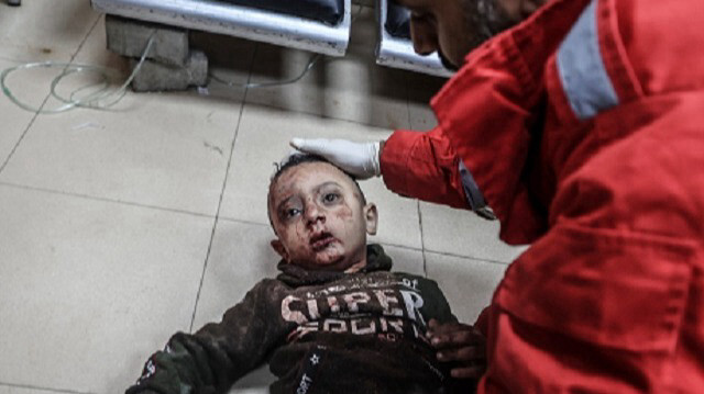 Un enfant palestinien blessé est emmené à l'hôpital des Martyrs d'Al-Aqsa à Gaza, le 1er décembre 2023. Crédit photo: AA