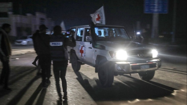 Les prisonniers israéliens remis à la Croix-Rouge par le groupe de résistance palestinien Hamas, ont été emmenés en Égypte par le poste-frontière de Rafah à Gaza, le 01 décembre 2023. Crédit photo: AA