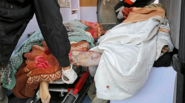 Les corps des palestiniens sont amenés à l'hôpital des martyrs d'Aqsa après les attaques israéliennes à Gaza, le 1er décembre 2023. Crédit photo: AA