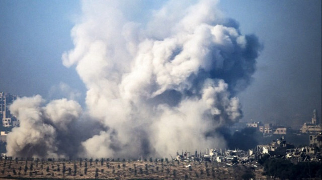 De la fumée s'élevant de bâtiments touchés par des frappes israéliennes dans la bande Gaza, le 1er décembre 2023. Crédit photo: JOHN MACDOUGALL / AFP