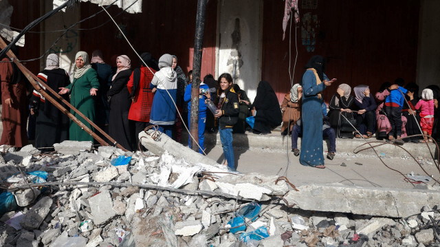 Des Palestiniens déplacés font la queue pour acheter du sucre à Rafah, dans le sud de la bande de Gaza, le 10 décembre 2023.
