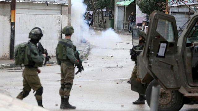 Nablus kentine düzenlenen baskınlarda 3 Filistinli genç yaralandı.