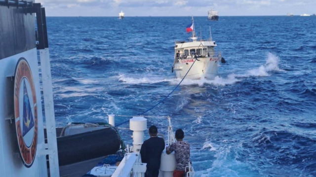 Les navires des gardes-côtes chinois (GCC) et de la milice maritime chinoise (CMM) ont harcelé, bloqué et exécuté des manœuvres dangereuses sur des navires de ravitaillement civils philippins le 10 décembre 2023.
