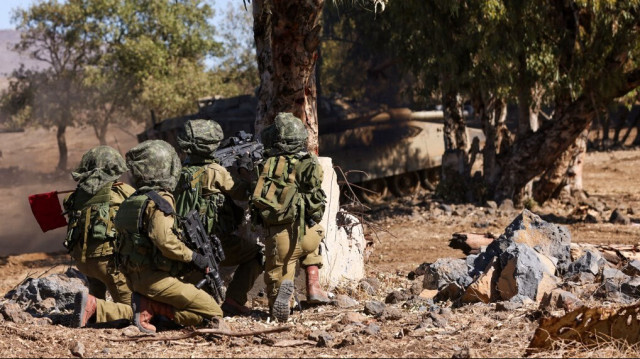 Des soldats israéliens prennant position lors d'un exercice sur le plateau du Golan annexé, alors que les tensions transfrontalières entre le Hezbollah et Israël augmentent et que les combats se poursuivent dans le sud avec la Palestine dans la bande de Gaza.