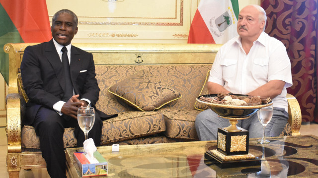 Le président de la Biélorussie Alexandre Loukachenko (à droite) est accueilli par le vice-président de la Guinée équatoriale Teodoro Nguema Obiang (à gauche) à son arrivée pour une visite officielle à l'aéroport international de Malabo, le 9 décembre 2023.