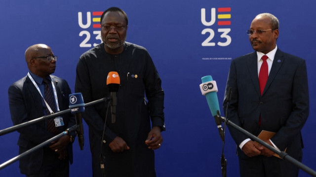 Le président de la CEDEAO, Omar Alieu Touray (au centre), prononçant un discours en présence du ministre des Affaires étrangères du Niger, Hassoumi Massoudou (à droite), et du commissaire de la CEDEAO chargé des affaires politiques, de la paix et de la sécurité, Abdel Fatau Musah (à gauche), lors d'une réunion informelle des ministres des Affaires étrangères de l'UE qui s'est tenue à Tolède le 31 août 2023.