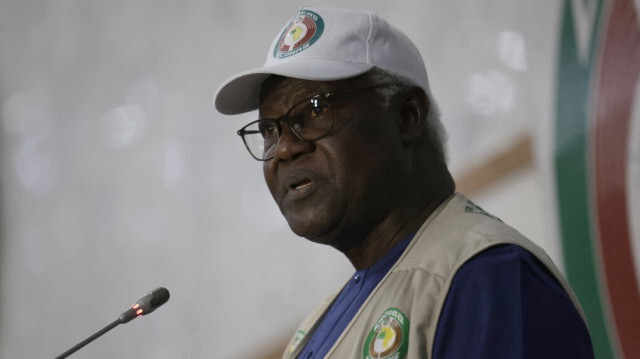 Le chef de la mission d'observation de la Communauté économique des États de l'Afrique de l'Ouest (CEDEAO) et ancien président de la Sierra Leone, Ernest Bai Koroma, s'exprimant lors d'une conférence de presse organisée par le Commonwealth, la Communauté économique des États de l'Afrique de l'Ouest (CEDEAO) et l'Union africaine (UA) au siège de la CEDEAO à Abuja, le 27 février 2023. 