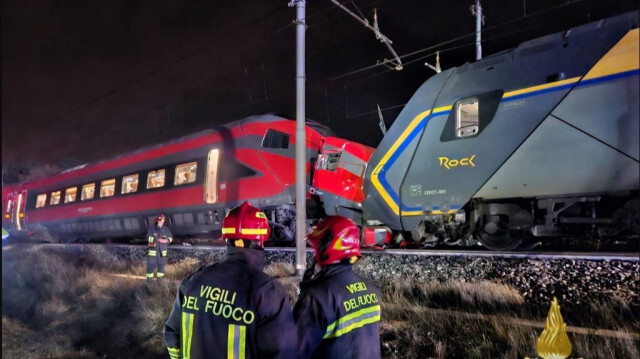 Les pompiers italiens, Vigili del Fuoco, montrent l'endroit où s'est produite la collision entre un train à grande vitesse, le Freccia Rossa, et un train régional, en Italie, le 10 décembre 2023.