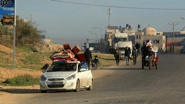 Les Palestiniens quittent Khan Yunis pour migrer vers les régions du sud et la ville de Rafah alors qu'ils font face à un déplacement forcé en raison des attaques israéliennes à Gaza, le 10 décembre 2023.