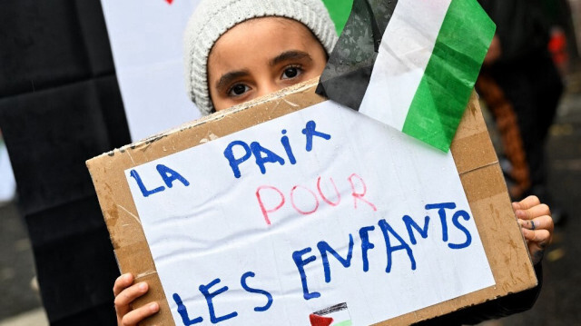 "La paix pour les enfants" peut-on lire sur une pancarte d'une enfant en soutien à la Palestine.