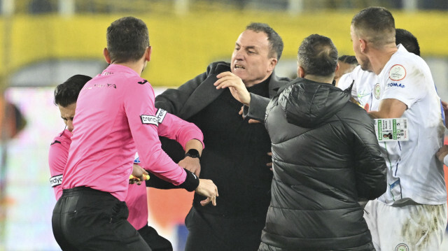 MKE Ankaragücü Kulübü Başkanı Faruk Koca'dan hakeme saldırı.