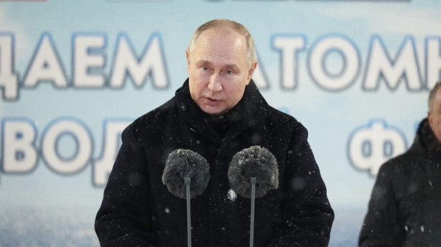 Le président russe, Vladimir Poutine lors de la cérémonie de levée du drapeau sur les nouveaux sous-marins nucléaires Imperor Alexander III et Krasnoyarsk au chantier naval Sevmash dans le port arctique de Severodvinsk, le 11 décembre 2023.