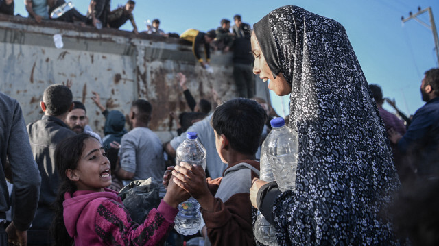 Si les Palestiniens ne meurent pas sous les bombardements de l'armée d'occupation, ils risquent de mourir de la famine, du manque d'eau ou des maladies infectieuses. 