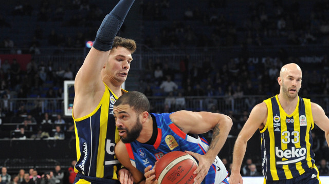 Anadolu Efes, Basketbol Süper Ligi'nin 11'inci hafta karşılaşmasında Fenerbahçe Beko'yu sahasında 81-80 mağlup etti. 