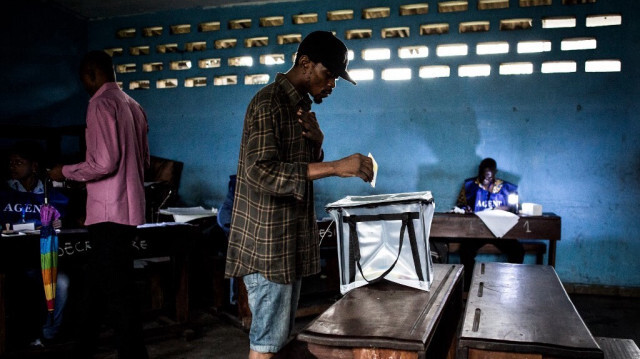 Un homme vote dans un bureau de vote dans le quartier populaire de Victoire, à Kinshasa, le 30 décembre 2018 lors des élections générales en République démocratique du Congo.