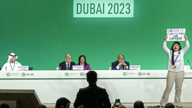 Une militante écologiste réclame la sortie des éneries fossiles en perturbant une réunion de la COP28, le 11 décembre 22023 à Dubaï.