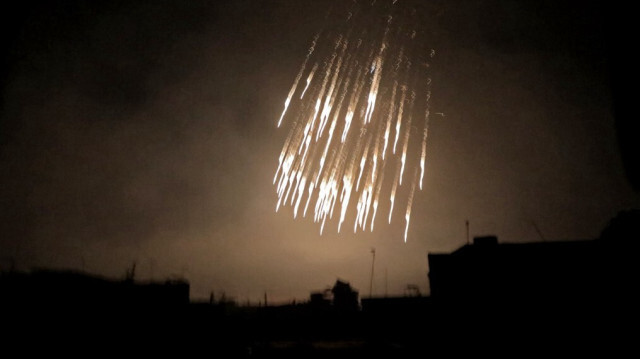Des bombes incendiaires au phosphore atterrissent lors d'un bombardement à Douma,  à la périphérie de la capitale Damas, le 23 mars 2018.