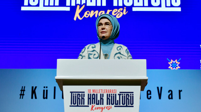 Cumhurbaşkanı Recep Tayyip Erdoğan'ın eşi Emine Erdoğan, Kültür ve Turizm Bakanlığınca Millet Kütüphanesinde düzenlenen 10. Milletlerarası Türk Halk Kültürü Kongresine katılarak, konuşma yaptı.