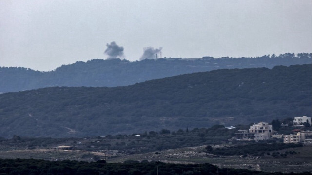 De la fumée s'élève le long des collines du Sud-Liban suite à un bombardement de l'armée d'occupation, le 10 décembre 2023.