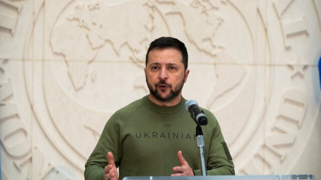 Le président ukrainien, Volodymyr Zelensky s'adresse à la presse à l'issue de sa rencontre avec la directrice du Fonds monétaire international (FMI), Kristalina Georgieva, au siège du FMI à Washington, DC, le 11 décembre 2023.