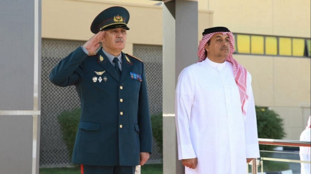 Le Ministre kazakh de la Défense Ruslan Fatihūly Jaqsylyqov (G) et le vice-Premier ministre qatari et ministre de la Défense, Khalid bin Mohammed al-Attiyah au Qatar, le 12 décembre 2023.