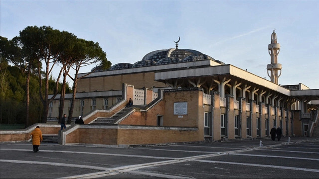 İtalya'da bir belediye başkanının Müslümanların ibadet ettiği yerleri kapatması tepki çekti.
