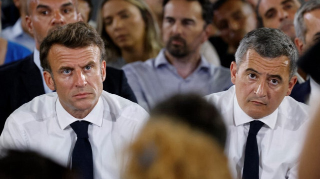 Le président français Emmanuel Macron et le ministre français de l'Intérieur Gérald Darmanin lors d'une réunion publique avec des habitants du quartier de La Busserine à Marseille, dans le sud-est de la France, le 26 juin 2023. 