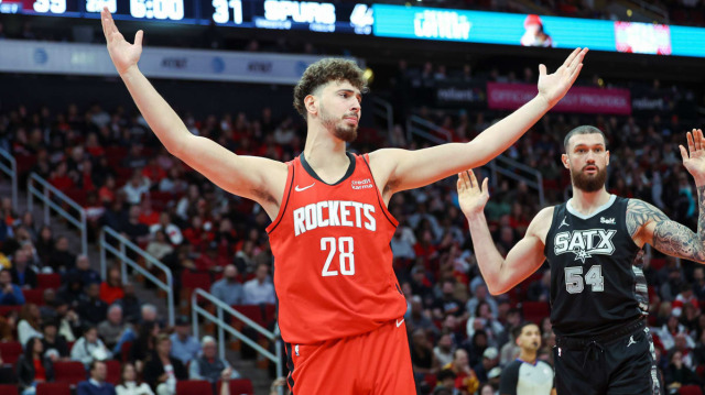 Amerikan Basketbol Ligi'nde (NBA) Houston Rockets, konuk ettiği San Antonio Spurs'ü 93-82 yenerek galibiyet serisini 3 maça çıkardı.