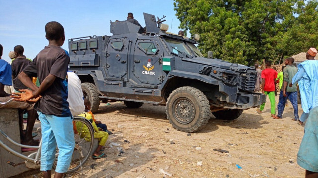 Un véhicule blindé de police est vu dans le district de Zabarmari, près de Maiduguri au Nigeria le 6 novembre 2023.