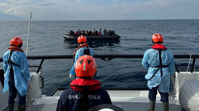 Bölgeye sevk edilen ekiplerce, durdurulan lastik bot içerisindeki 53 düzensiz yakalandı.