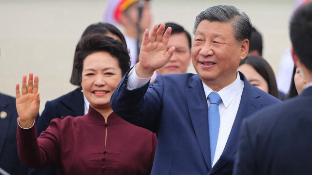 Le président chinois Xi Jinping et son épouse Peng Liyuan arrivant à l'aéroport Noi Bai d'Hanoi, le 12 décembre 2023.