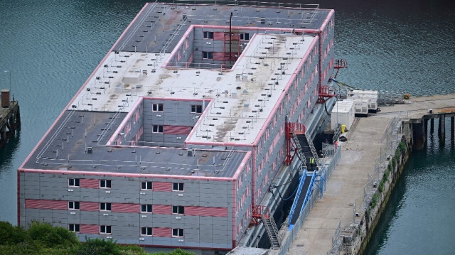 La barge d'hébergement Bibby Stockholm amarrée au quai du port de Portland, sur la côte sud-ouest de l'Angleterre, le 8 août 2023.