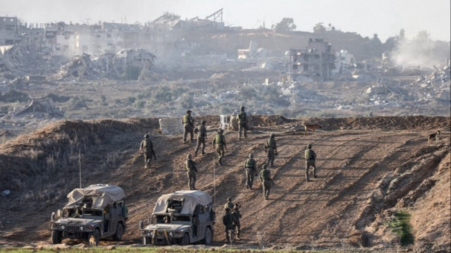 Des soldats de l'armée d'occupation prennent position sur une colline surplombant le nord de la bande de Gaza, le 11 décembre 2023.