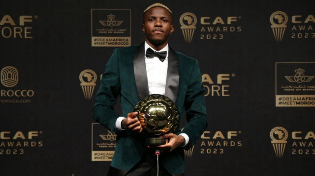 Victor Osimhen reçoit le trophée du Meilleur Joueur africain de l'année, lors de la cérémonie des CAF Awards organisée à Marrakech, au Maroc, le 11 décembre 2023.