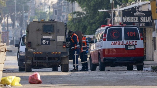 L'entité d'occupation fouille une ambulance palestinienne à l'entrée d'un hôpital lors d'un raid en Palestine occupée, le 12 décembre 2023.