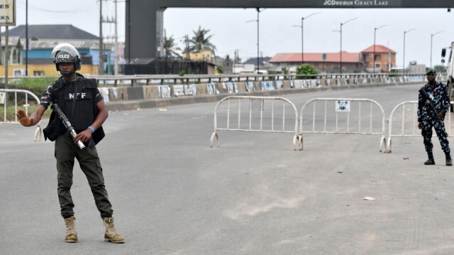 Les policiers montent la garde sur l'autoroute au Nigeria, le 18 mars 2023