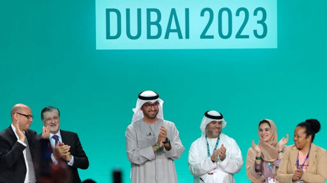 Le présient de la COP28,  Sultan Al Jaber, applaudissant les officiels avant la dernière session plénière, le 13 décembre 2023.