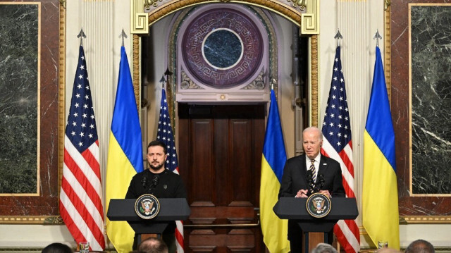 Le président ukrainien, Volodymyr Zelensky et son homologue américain, Joe Biden lors d'une conférence de presse commune dans la salle du traité indien de l'Eisenhower Executive Office Building, à côté de la Maison Blanche, à Washington DC, le 12 décembre 2023.