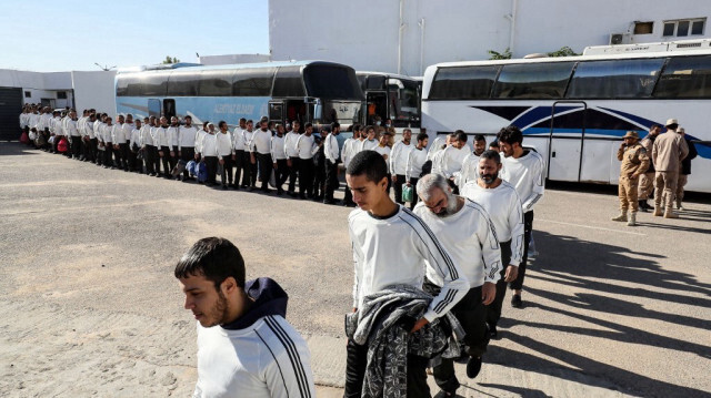 Des migrants égyptiens lors d'une opération d'expulsion initiée par le gouvernement basé à Tripoli dans la capitale libyenne le 12 décembre 2023.