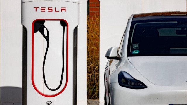 Une voiture Tesla branchée sur une borne de recharge Tesla à Berlin, le 19 septembre 2023.