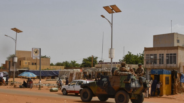 Un véhicule militaire de l'armée française appartenant à un convoi de troupes françaises traverse le district de Lazaret à Niamey, au Niger, le 10 octobre 2023.