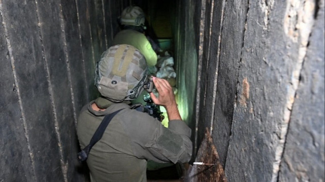 L'entité sioniste traverse un tunnel creusé par des militants du Hamas dans le nord de la bande de Gaza, le 22 novembre 2023.