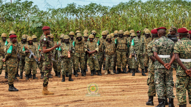 Le commandant de la force (FC) de l'ACRF, le major-général Aphaxard Kiugu, en compagnie des troupes du contingent ougandais (UGACON), le lundi 11 décembre 2023 à Kiwanja, sur le territoire de Rutshuru au RDC.