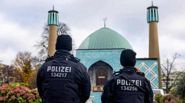 Des officiers de police lors d'une perquisition à la "Mosquée bleue", à Hambourg, dans le nord de l'Allemagne, le 16 novembre 2023.