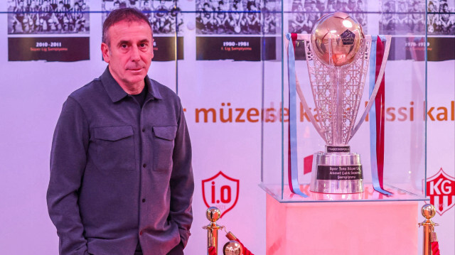 Abdulah Avcı şampiyonluk kupasıyla poz verdi.