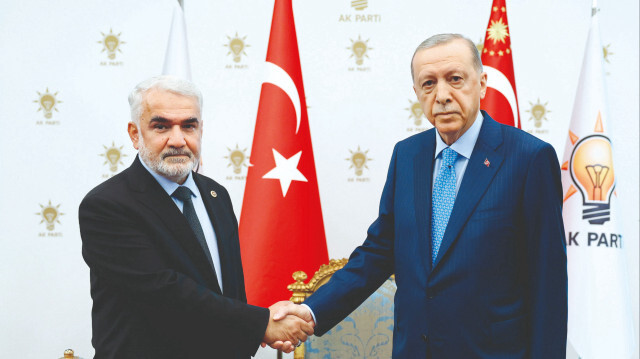 Cumhurbaşkanı Tayyip Erdoğan, Hür Dava Partisi (HÜDA PAR) Genel Başkanı Zekeriya Yapıcıoğlu’nu AK Parti Genel Merkezi’nde kabul etti.