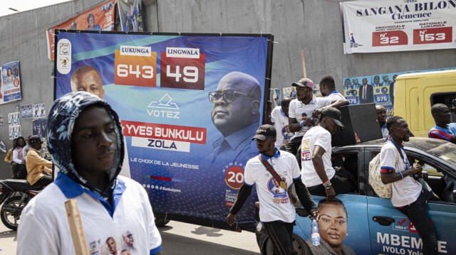 Une photo du président de la République démocratique du Congo (RDC) et chef du parti Union de la démocratie et du progrès social (UDPS), Felix Tshisekedi, est vue lors d'une campagne à Kinshasa le 14 décembre 2023.