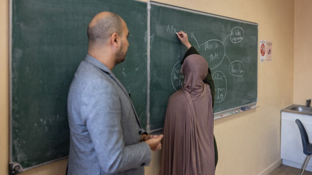 Une élève au tableau pendant un cours au lycée Averroès à Lille, dans le nord de la France, le 28 septembre 2023.