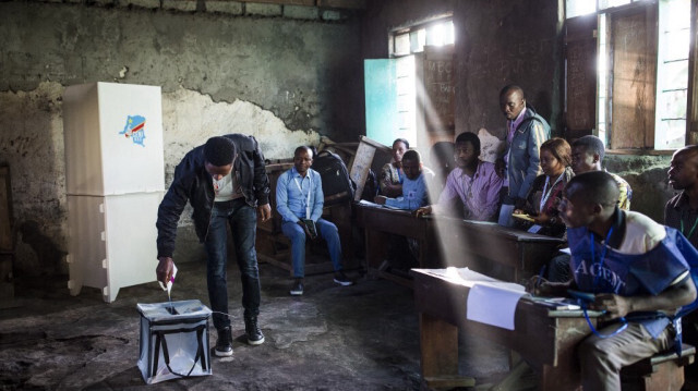 Un homme vote au centre de vote Katendere à Goma le 30 décembre 2018.